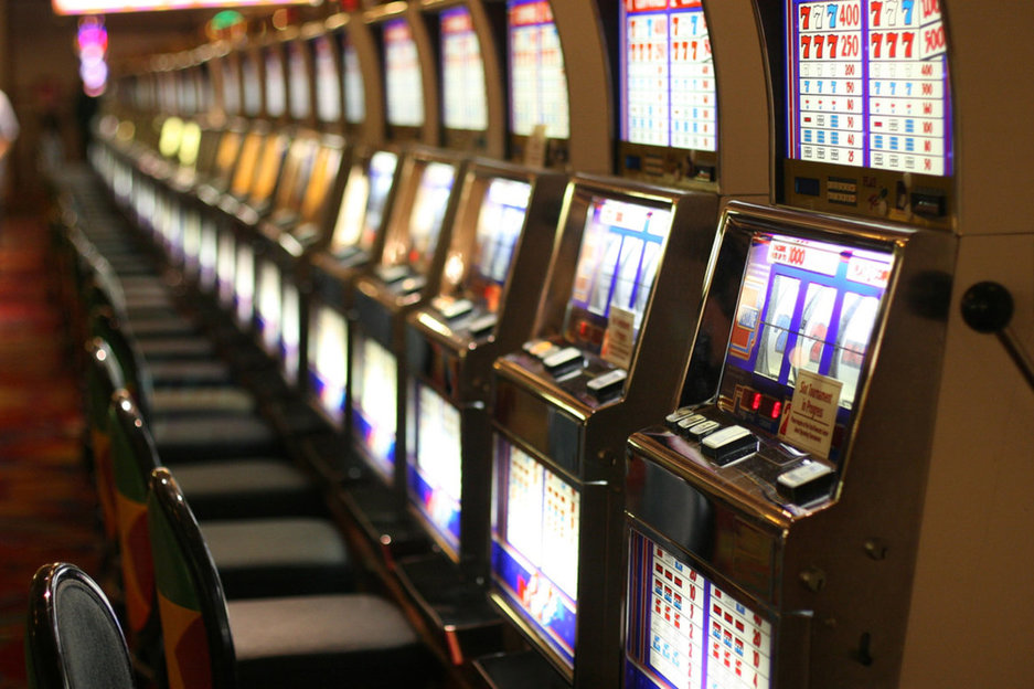 What are the common facts regarding online casino slots?